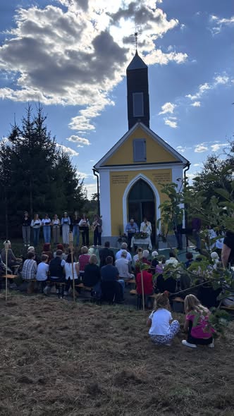 Gottesdienst vor einer Kapelle in Österreich mit Gläubigen und Geistlichen.